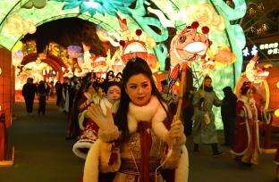 甘肃敦煌：游客在夜市观赏花灯