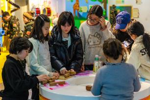 新疆乌鲁木齐：青少年参观科技馆学习知识