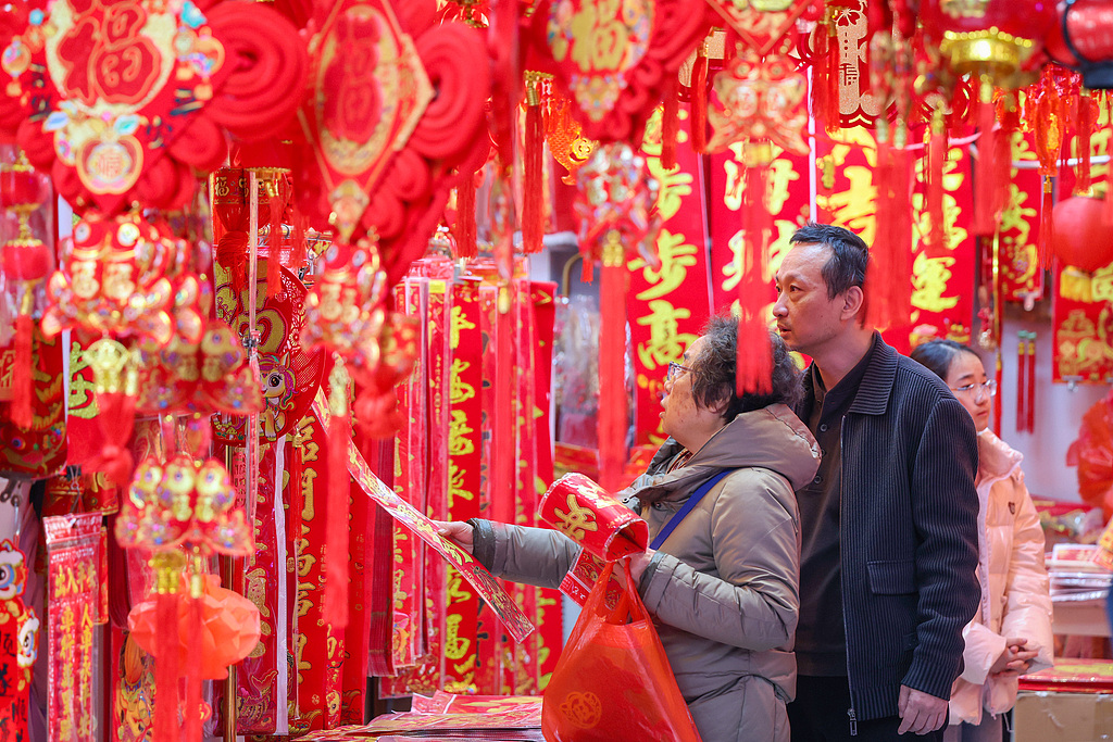 陕西西安：市民选购新年饰品迎新春