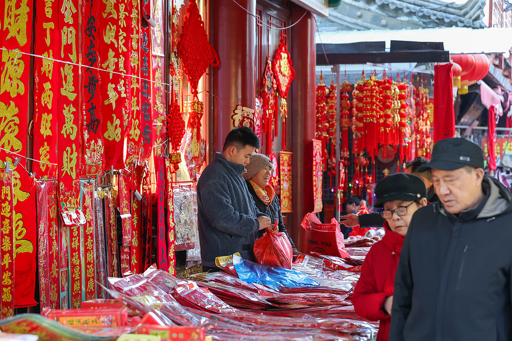 陕西西安：市民选购新年饰品迎新春