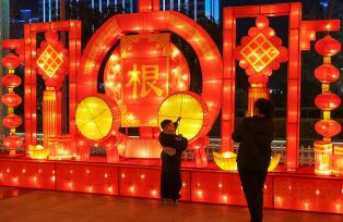 山西运城：民众赏花灯迎新春