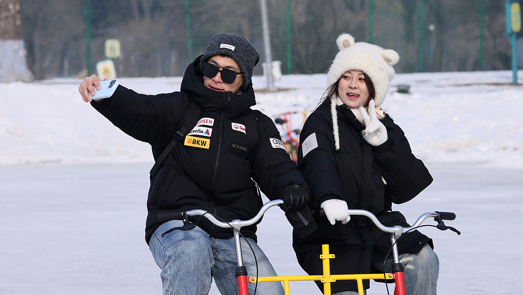 黑龙江哈尔滨：游客乐享冰雪之趣