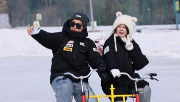 黑龙江哈尔滨：游客乐享冰雪之趣