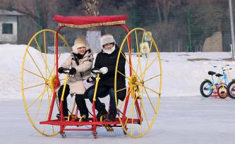 黑龙江哈尔滨：游客乐享冰雪之趣