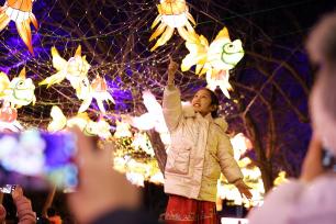 北京：圆明园新春灯会璀璨启幕