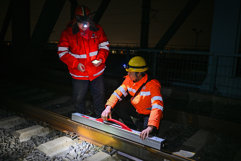 江苏南京：工人检查铁路设备