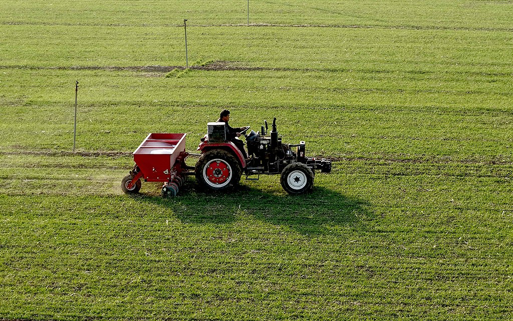 安徽亳州：农民驾驶农机为小麦施肥