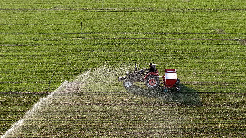 安徽亳州：农民驾驶农机为小麦施肥
