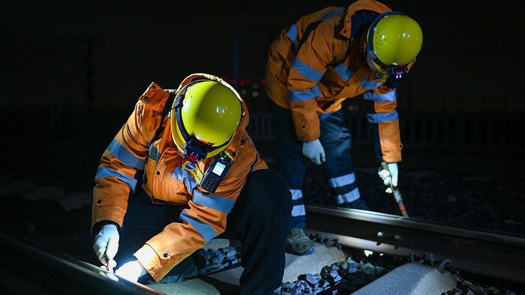 江苏南京：工人检查铁路设备