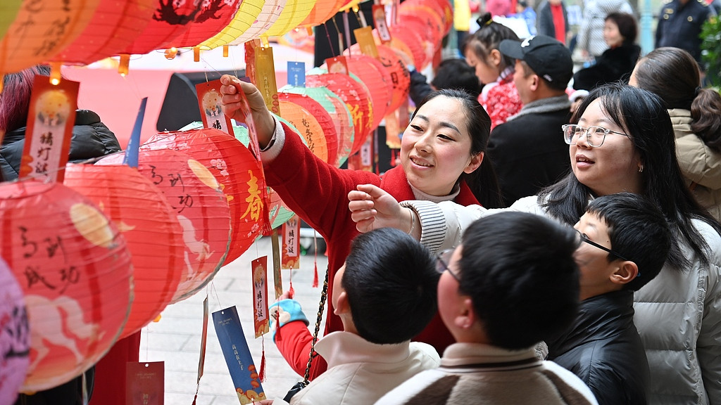 重庆：村民在乡村大集上挑选年货