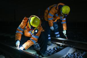 江苏南京：工人检查铁路设备