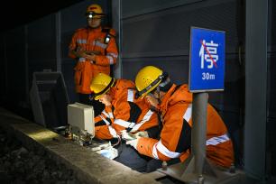 江苏南京：工人检查铁路设备