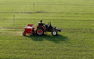 安徽亳州：农民驾驶农机为小麦施肥