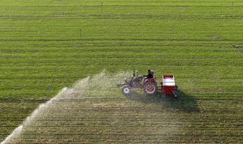 安徽亳州：农民驾驶农机为小麦施肥