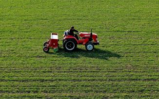 安徽亳州：农民驾驶农机为小麦施肥