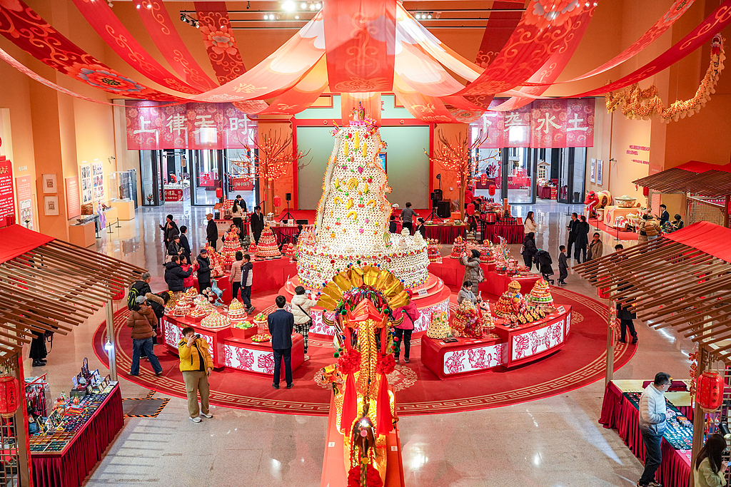 北京：春节主题展上巨型花馍吸睛