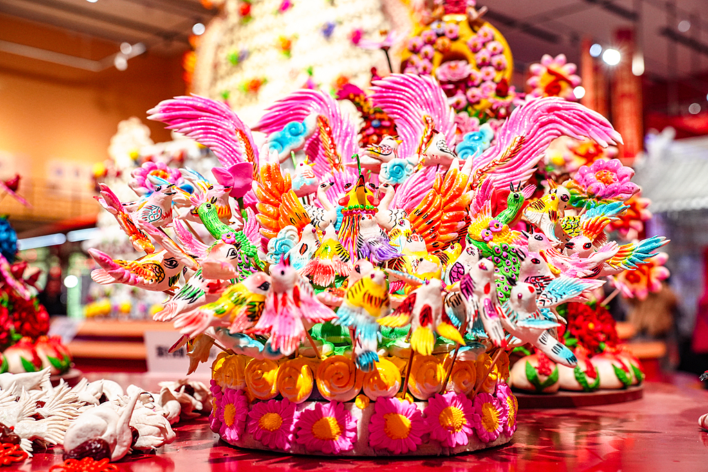 北京：春节主题展上巨型花馍吸睛