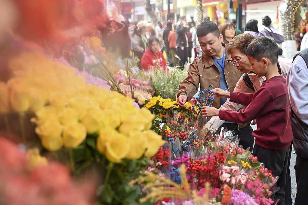 广州西湖花市开市迎客