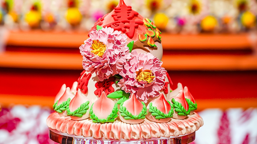 北京：春节主题展上巨型花馍吸睛