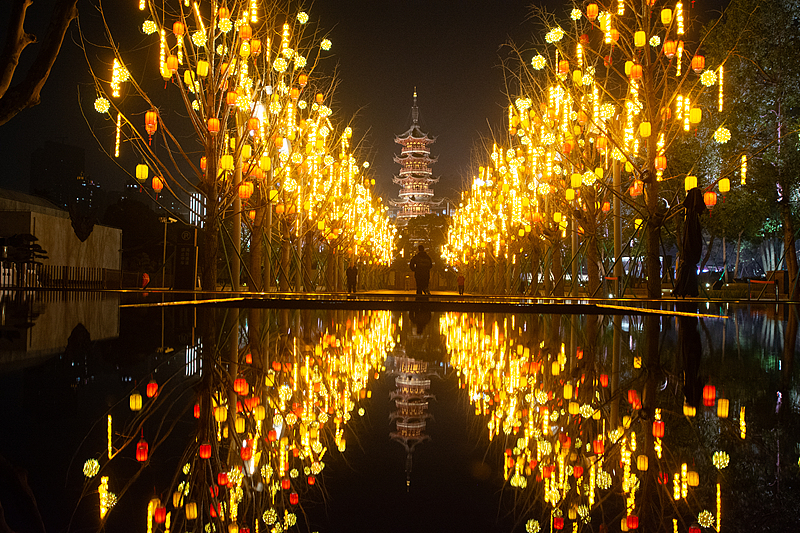 上海龙华寺新春灯饰如繁星洒落