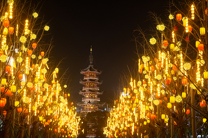 上海龙华寺新春灯饰如繁星洒落