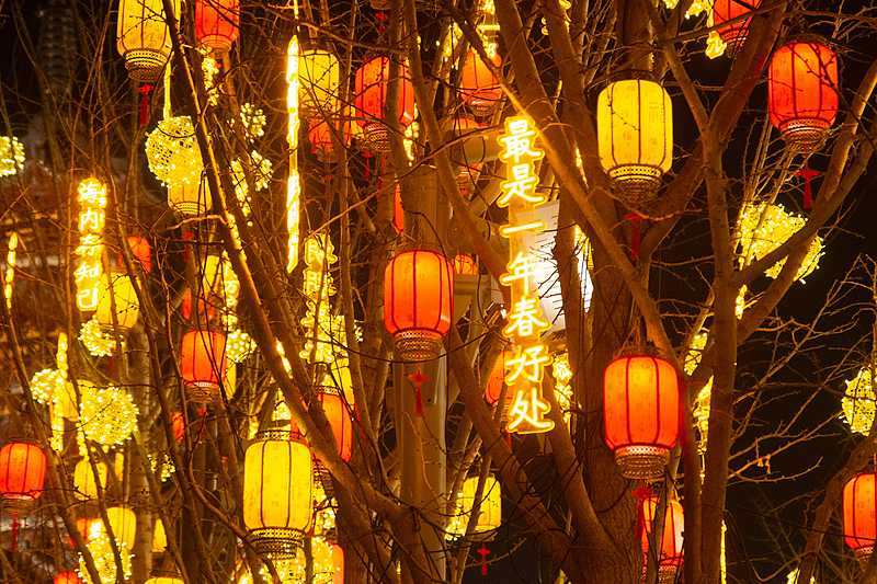 上海龙华寺新春灯饰如繁星洒落
