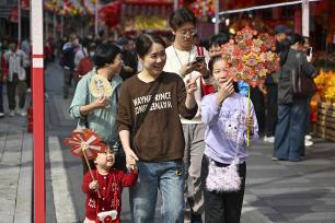 广州西湖花市开市迎客