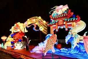 苏州虎丘山灯会光影璀璨