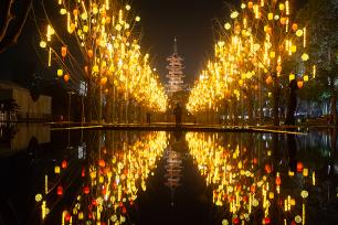 上海龙华寺新春灯饰如繁星洒落