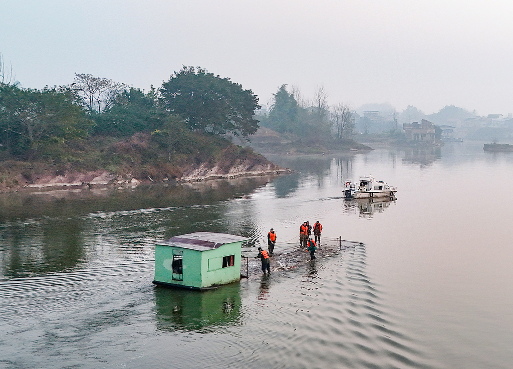 四川广安：大洪湖渔民捕捞鲜鱼供应春节市场