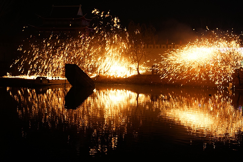 山东淄博：玉黛湖景区打铁花表演迎新年