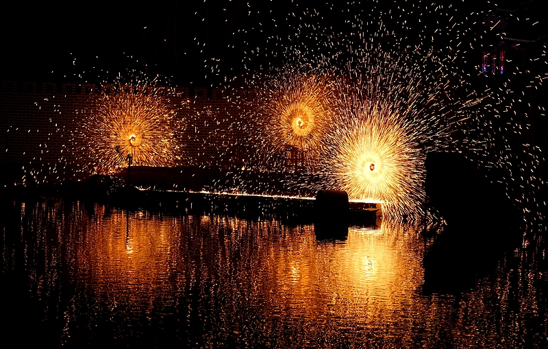 山东淄博：玉黛湖景区打铁花表演迎新年