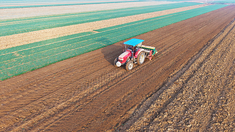 河南新野：农机助力春耕备耕“提速”