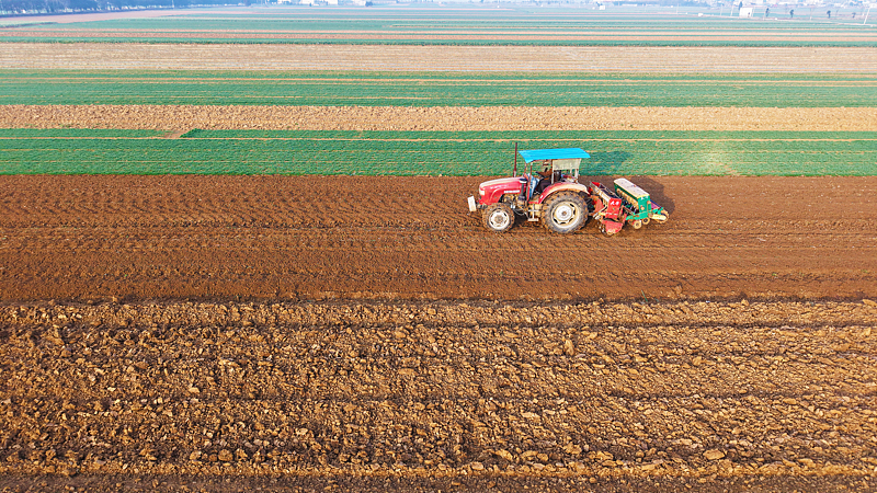 河南新野：农机助力春耕备耕“提速”