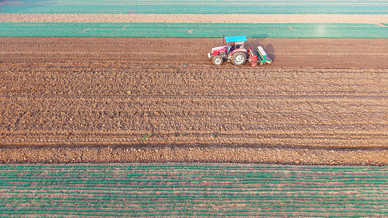 河南新野：农机助力春耕备耕“提速”