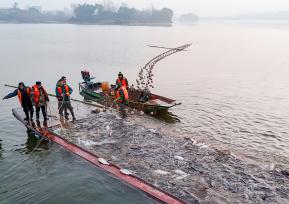 四川广安：大洪湖渔民捕捞鲜鱼供应春节市场