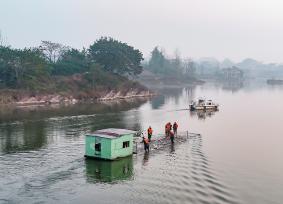 四川广安：大洪湖渔民捕捞鲜鱼供应春节市场