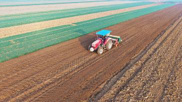 河南新野：农机助力春耕备耕“提速”