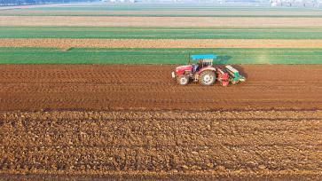 河南新野：农机助力春耕备耕“提速”