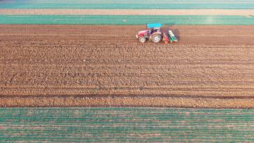 河南新野：农机助力春耕备耕“提速”