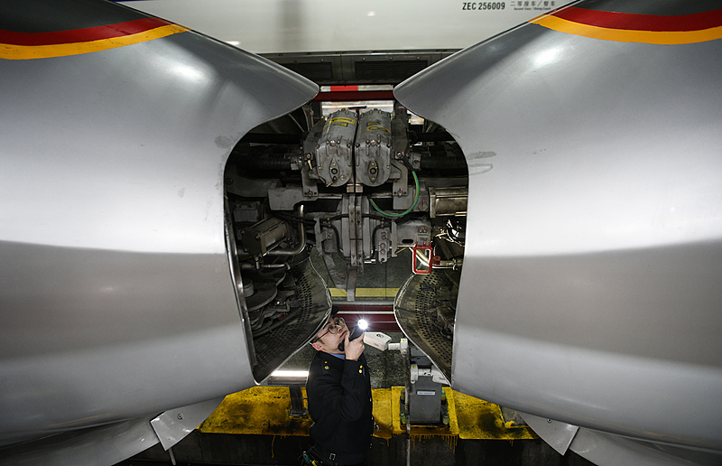 福州：工人检修动车保障春运出行