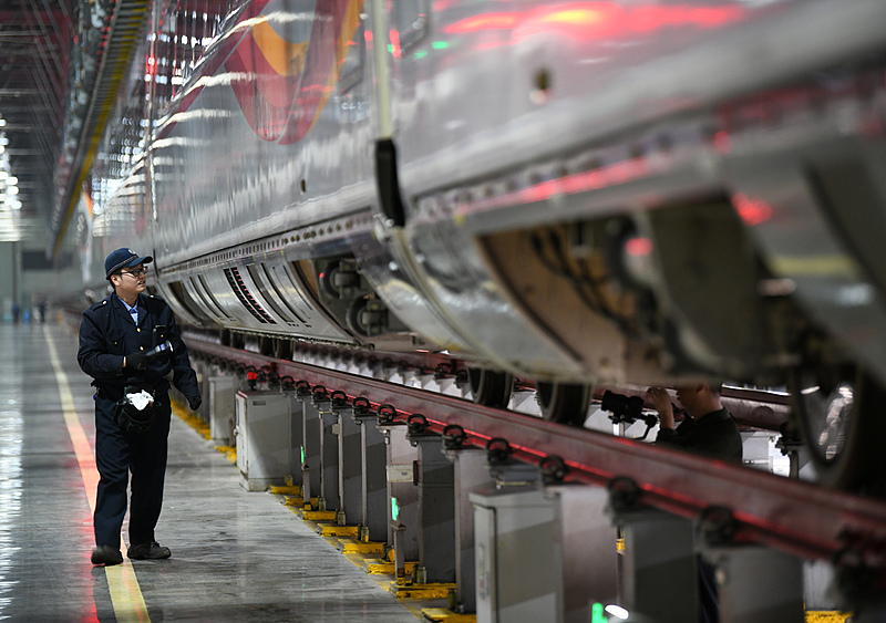 福州：工人检修动车保障春运出行