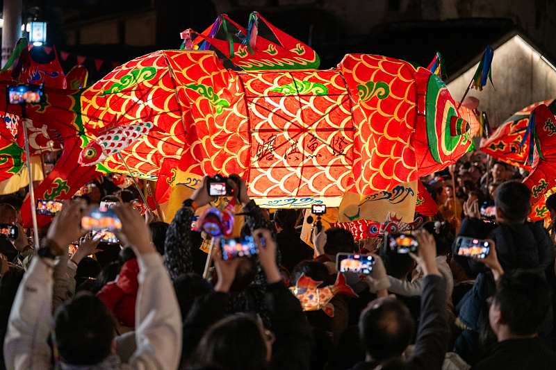 安徽黄山：瞻淇村鱼灯表演闹新春