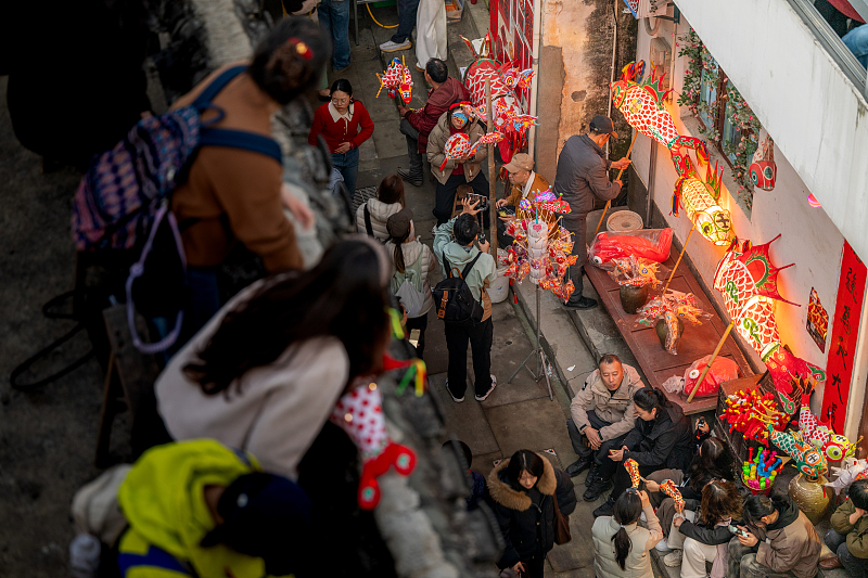 安徽黄山：瞻淇村鱼灯表演闹新春