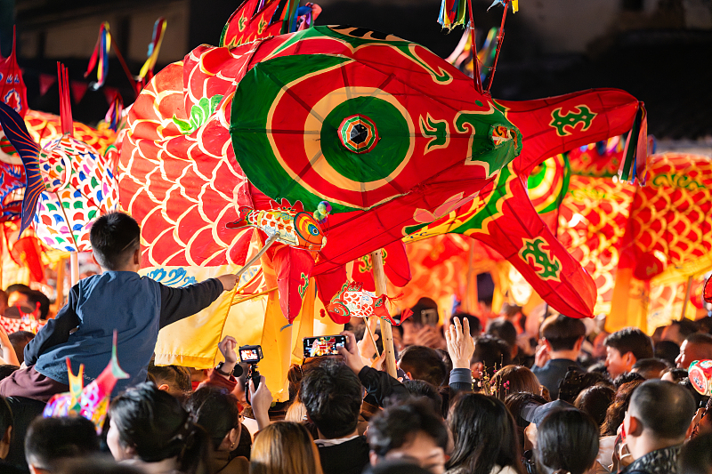 安徽黄山：瞻淇村鱼灯表演闹新春