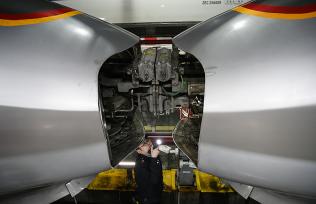 福州：工人检修动车保障春运出行