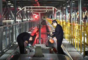 福州：工人检修动车保障春运出行