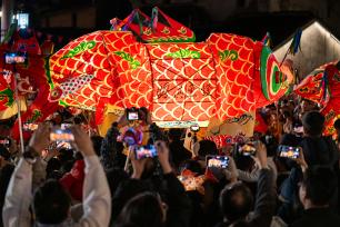 安徽黄山：瞻淇村鱼灯表演闹新春