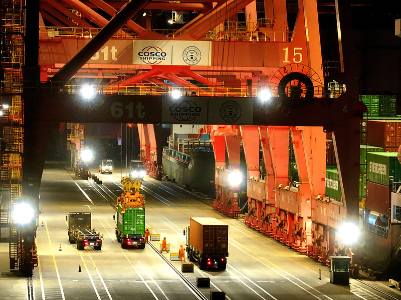 江苏连云港：港口假日不停歇