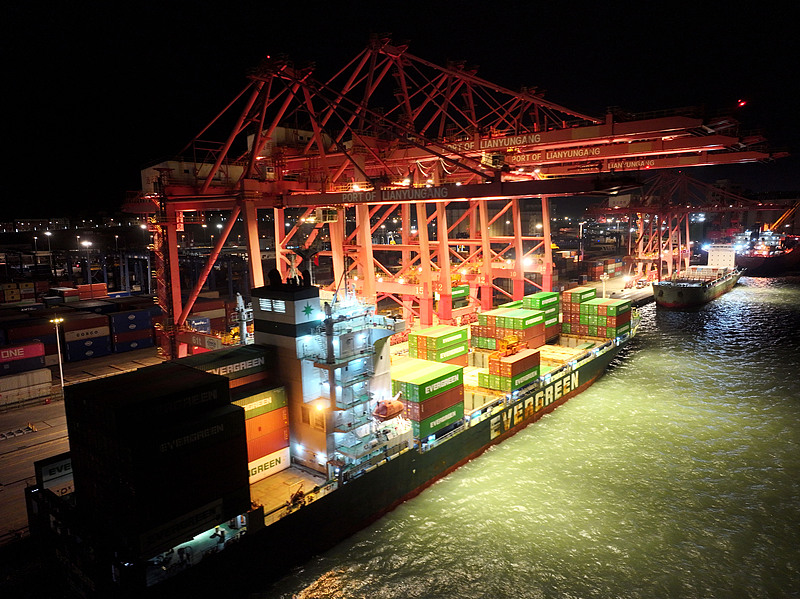 江苏连云港：港口假日不停歇